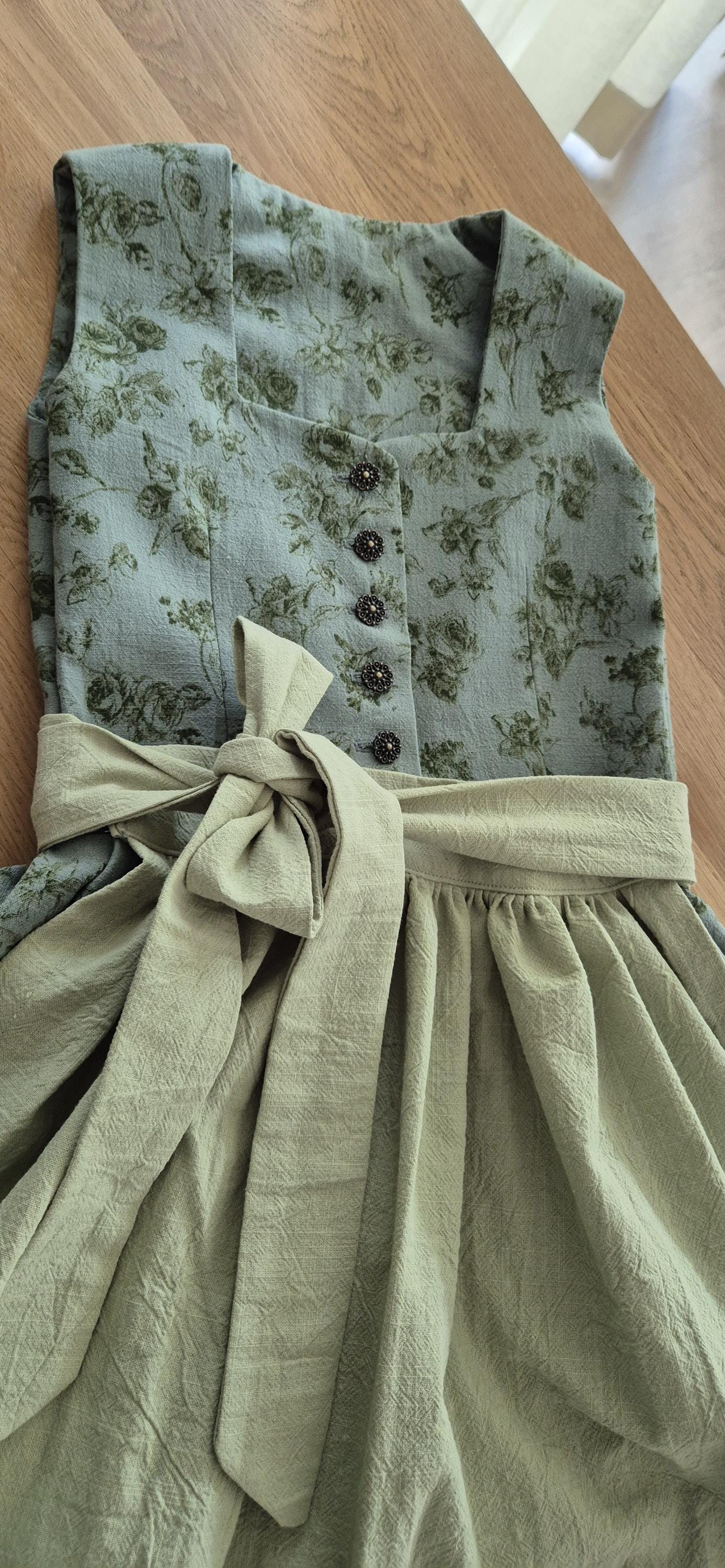 Grünes Kinderdirndl Mit Blumenmuster von NadineWidmann
