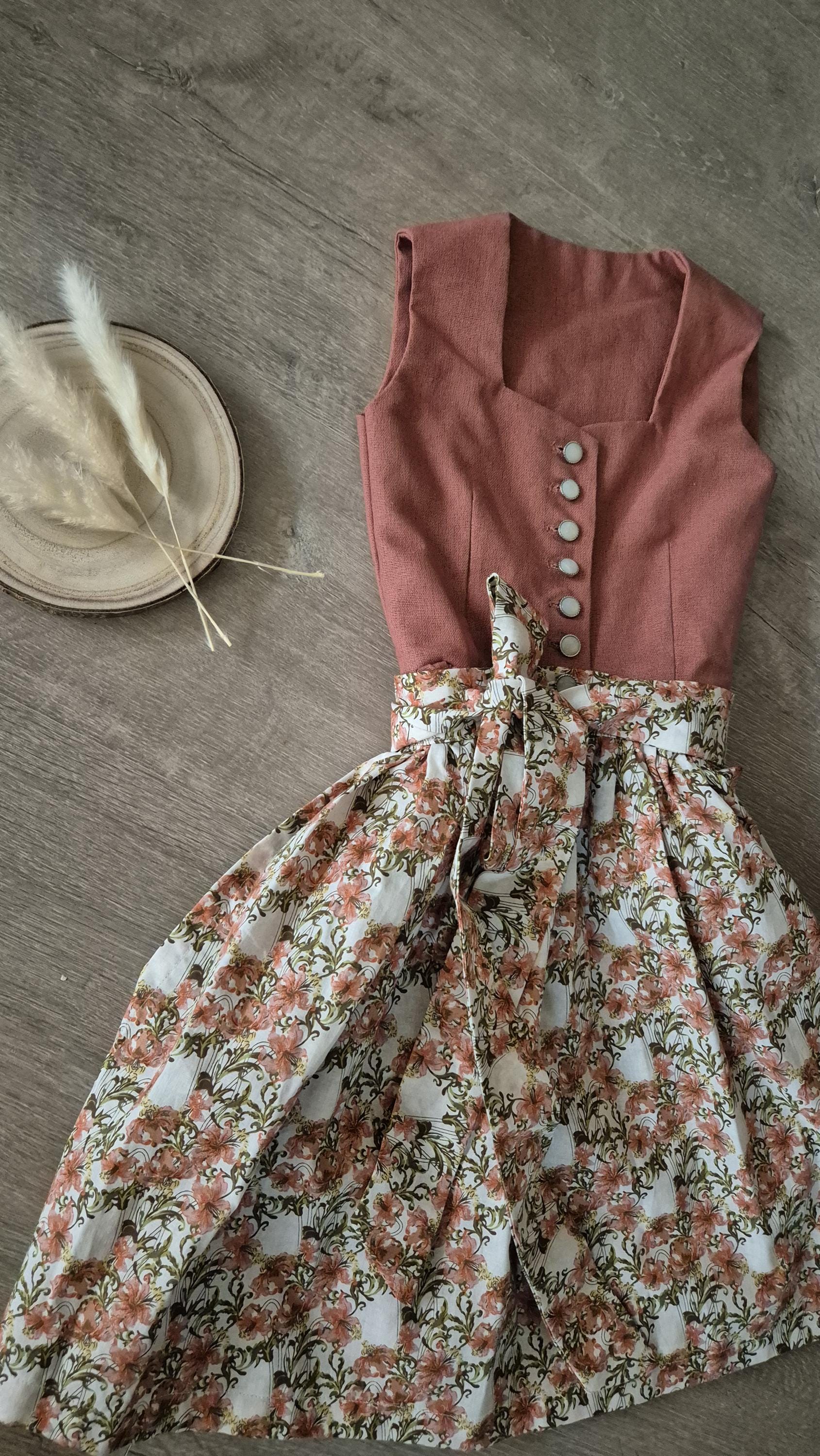 Rostfarbenes Kinderdirndl Mit Blumenschürze von NadineWidmann