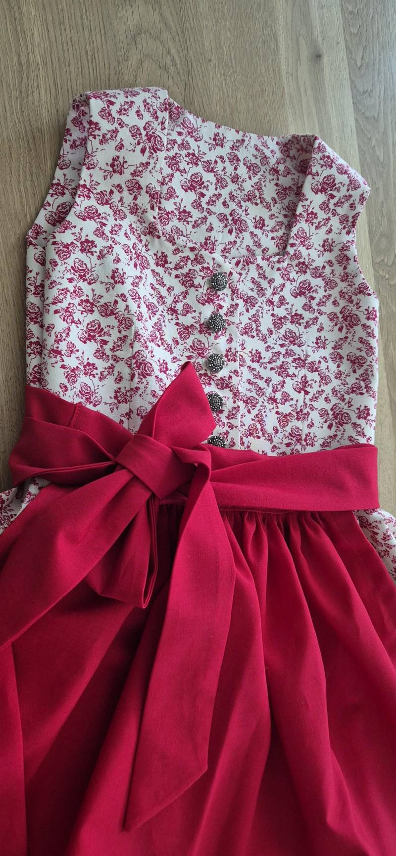 Selbstgenähtes Cremefarben Kinderdirndl Mit Roter Schürze von NadineWidmann