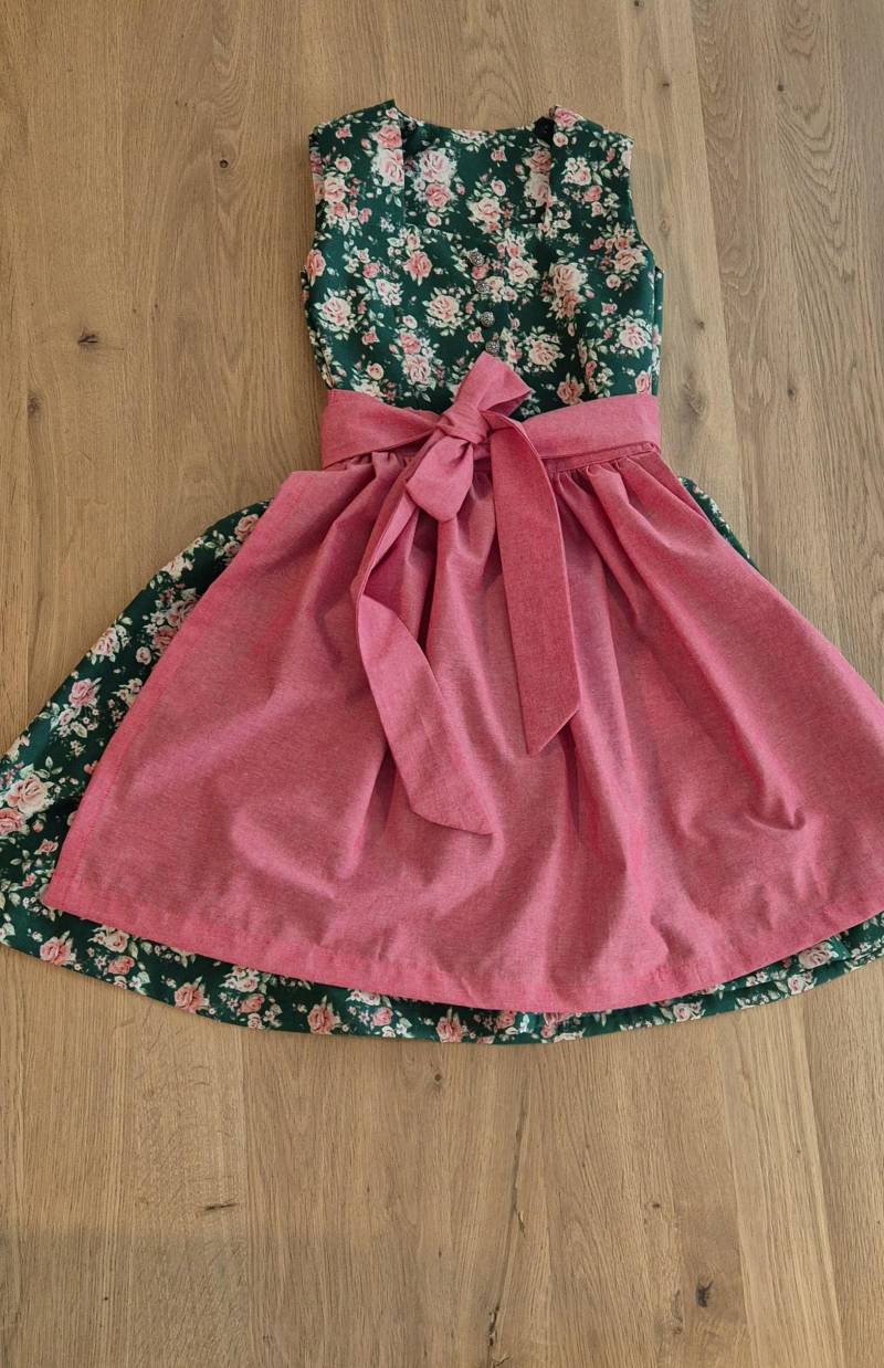 Selbstgenähtes Grünes Kinderdirndl Mit Blumenmuster von NadineWidmann