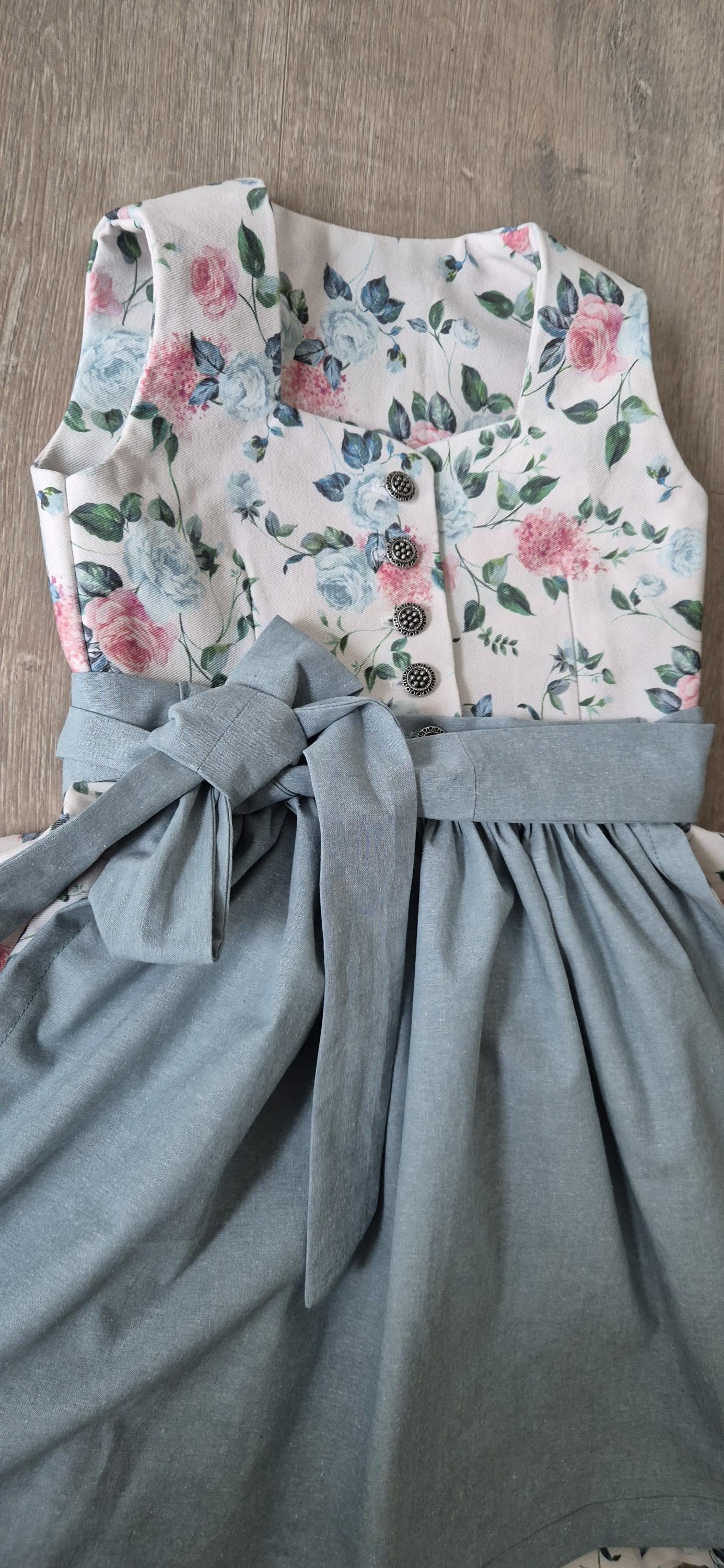 Selbstgenähtes Kinderdirndl Mit Blumenmuster Und Blauer Schürze von NadineWidmann