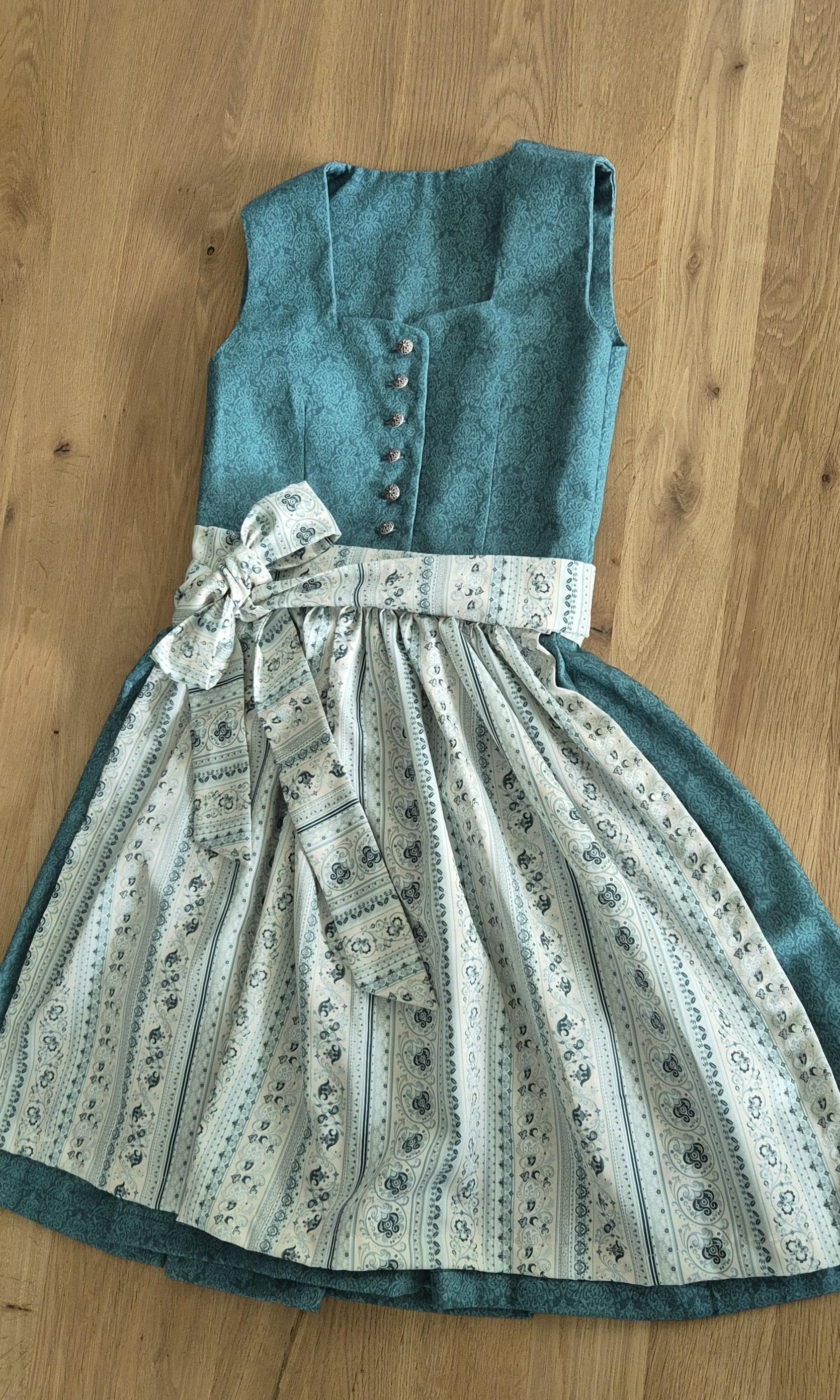 Selbstgenähtes Petrolfarbenes Kinderdirndl von NadineWidmann