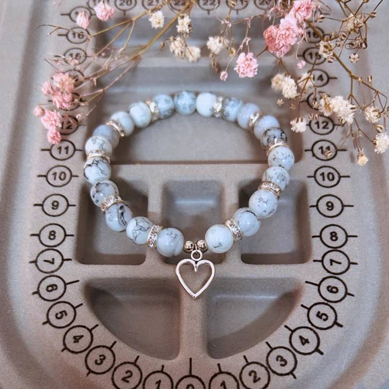 Handmade Perlenarmband Marmor Silber Glasperlen in Marmoroptik Mit Silbernem Herz Anhänger von NadinesRegenbogen