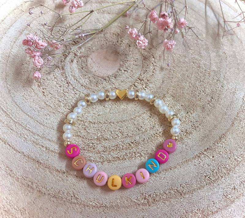 Kinder Armband Einschulung „Schulkind" Mit Goldenen Buchstaben Bunt Goldenes Herz Perlenarmband von NadinesRegenbogen