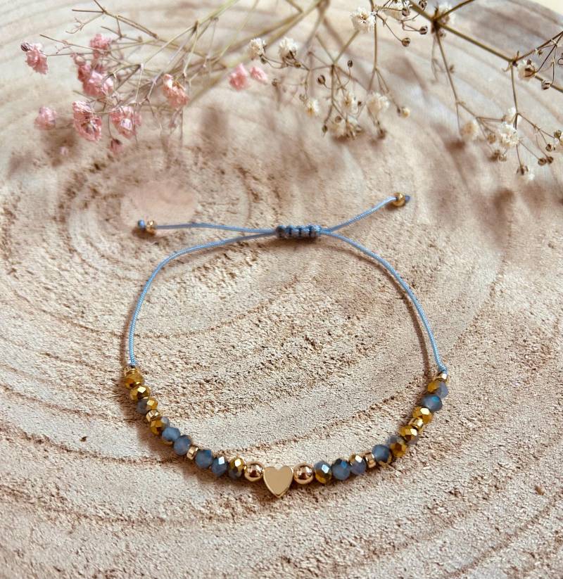 Makramee Armband Goldenes Herz Mit Grau Goldenen Perlen von NadinesRegenbogen
