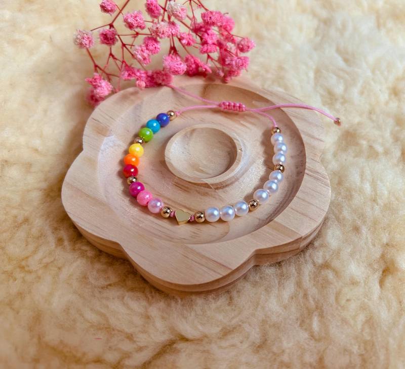 Makramee Armband Pride Love Goldenes Herz Regenbogen von NadinesRegenbogen