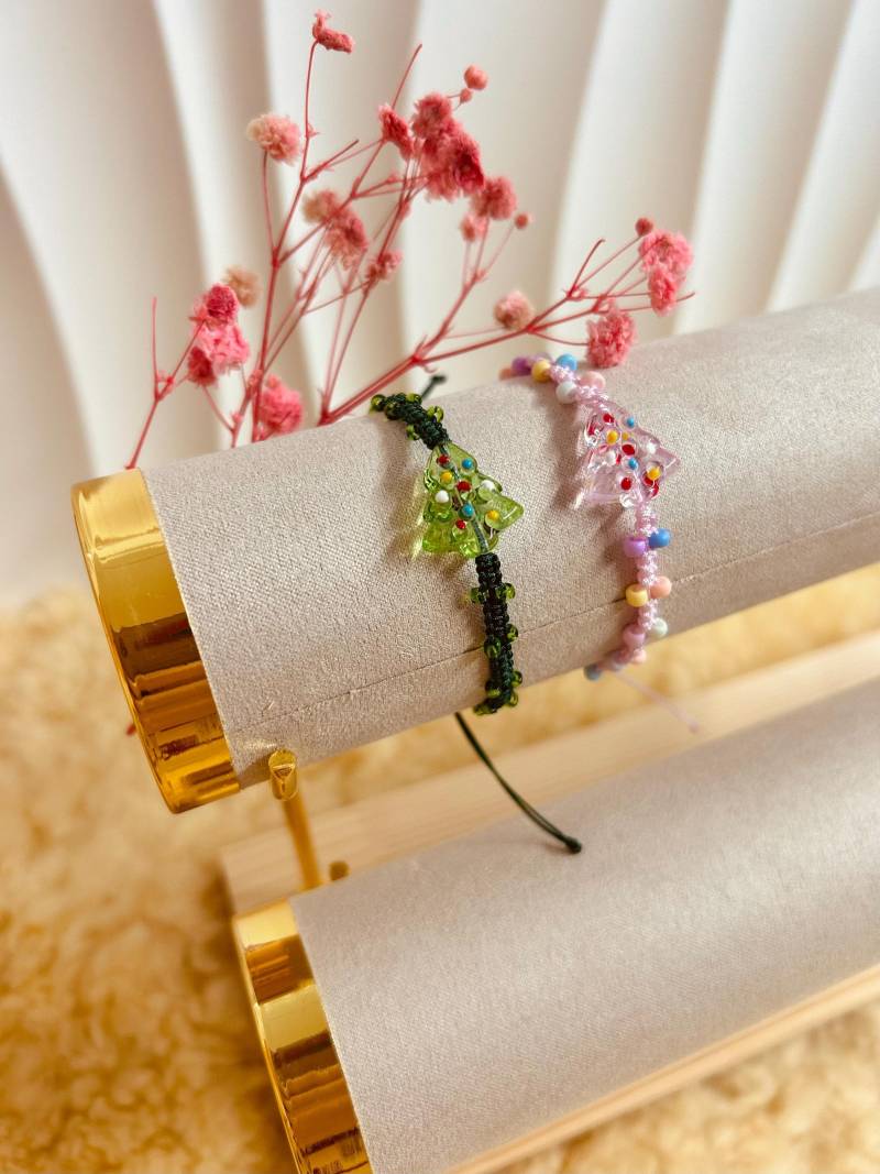 Makramee Armband Weihnachten Tannenbaum Geflochten Mit Glasperle in Grün Oder Rosa von NadinesRegenbogen