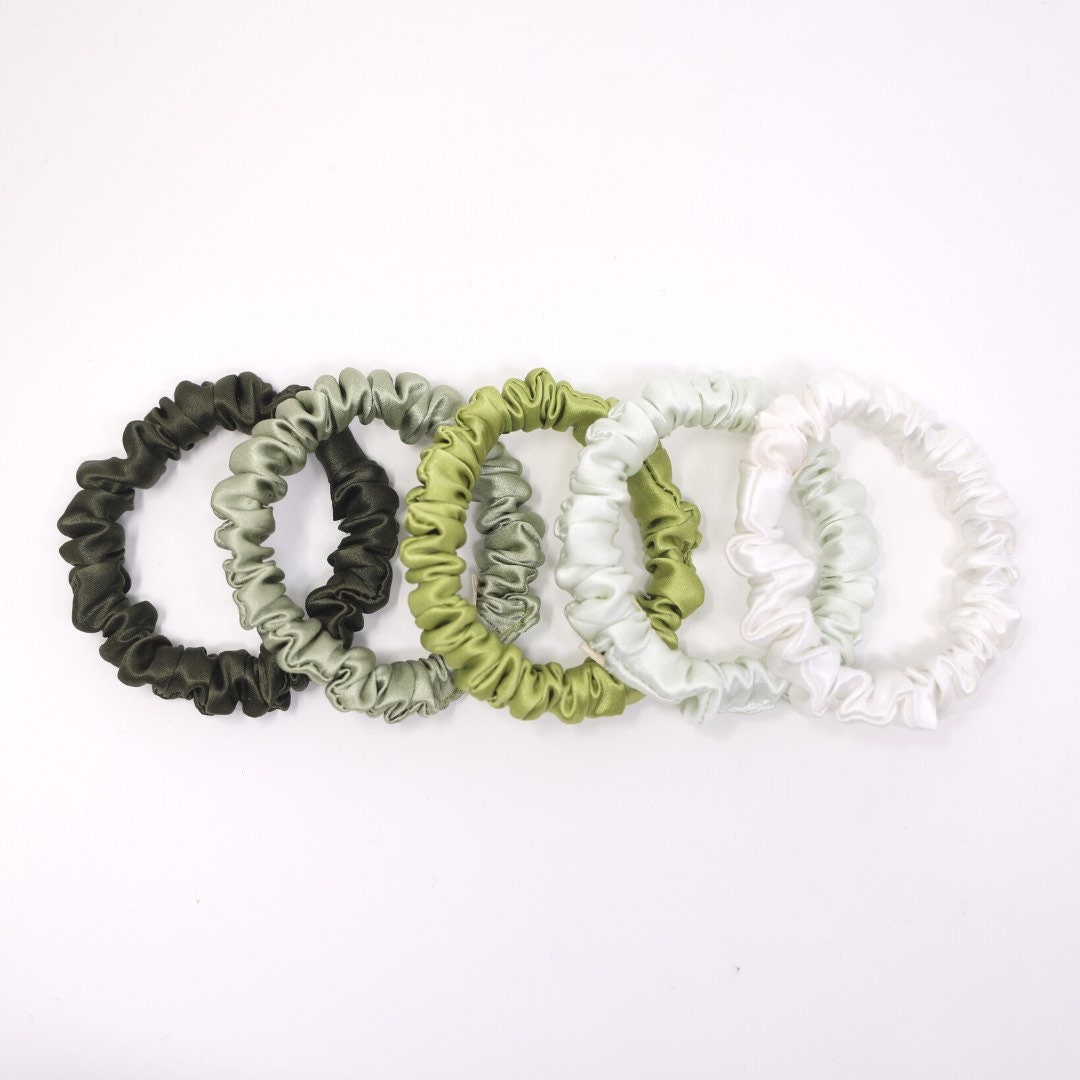 Avocadotöne 100% Maulbeerseide Scrunchies. Dünne Größe Avocadotöne 100% Maulbeerseide Scrunchies. Dünne Größe von NadinochkaShop