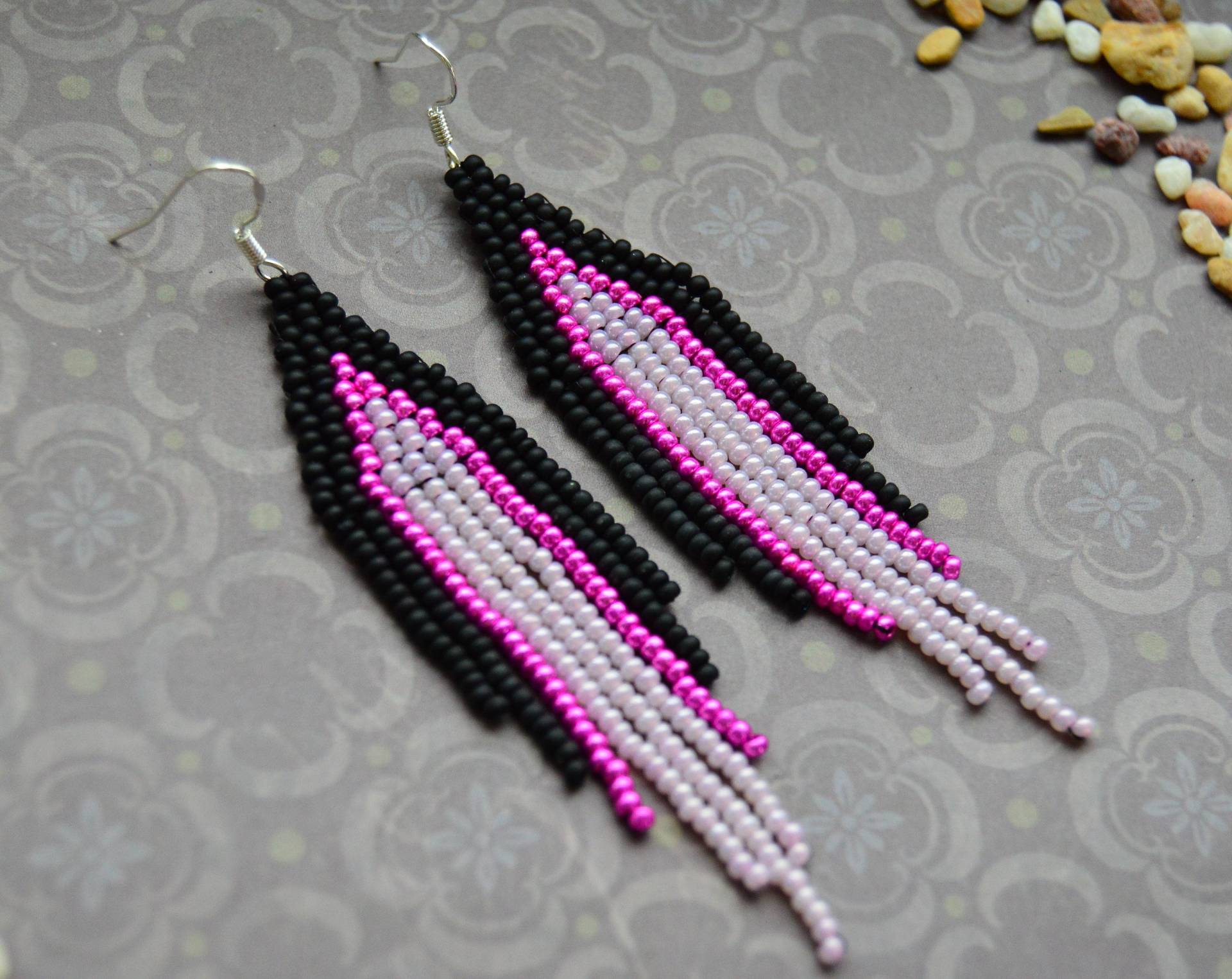 Schwarze Matte Rosa Samen Perlenohrringe, Lange Perlen Ohrringe Schwarze Matte Rosa Samen Perlenohrringe, Lange Perlen Ohrringe von NadiyaKharchenko