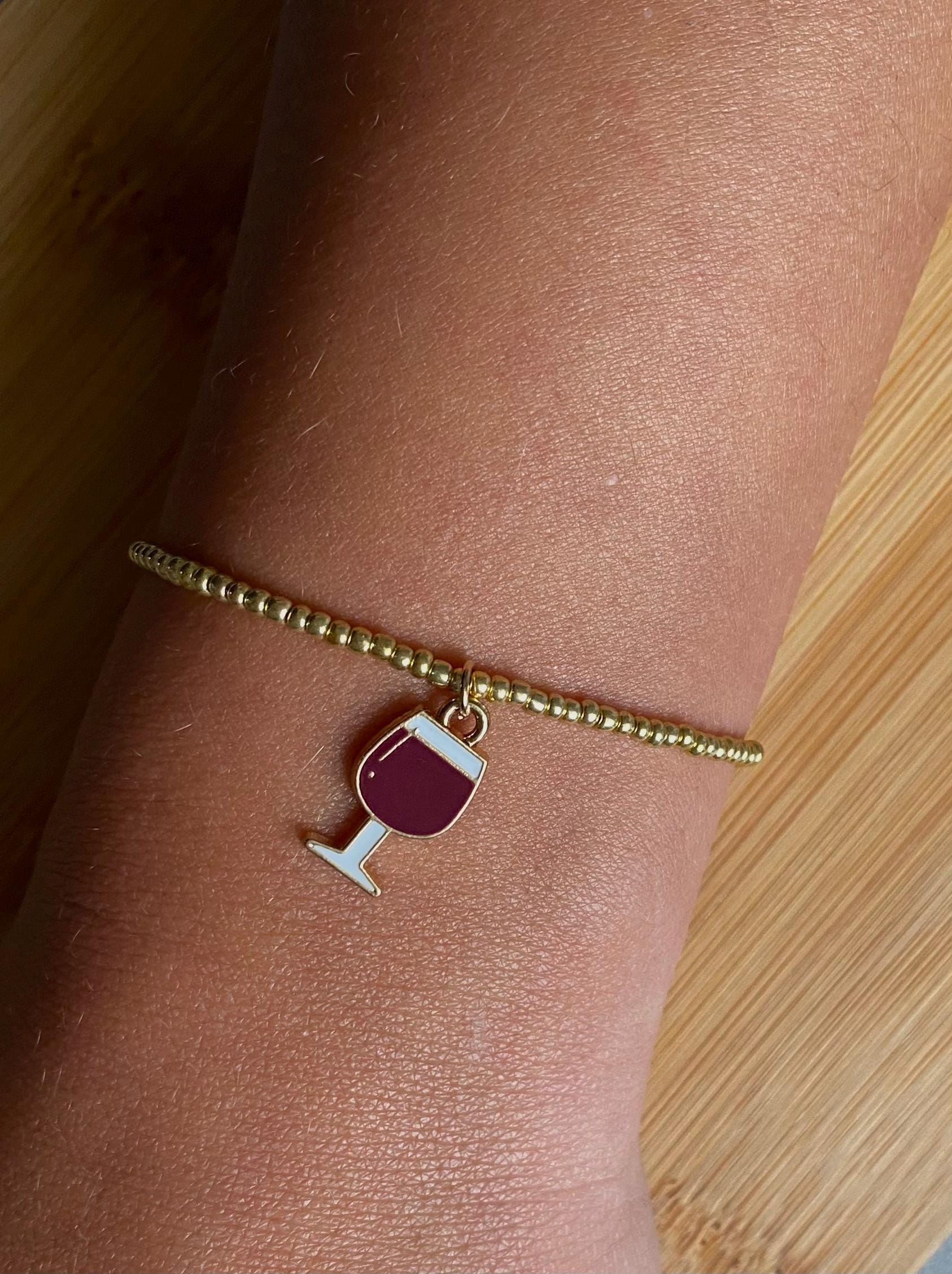 Goldfarbenes Perlenarmband Mit Weinglas-Anhänger Goldfarbenes Perlenarmband Mit Weinglas-Anhänger von NadlsUnikate