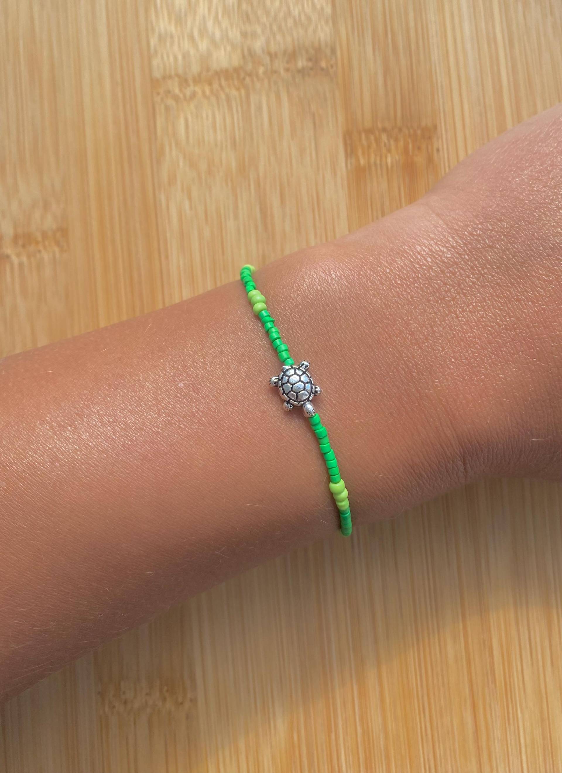 Grünes Perlenarmband Mit Schildkröte von NadlsUnikate