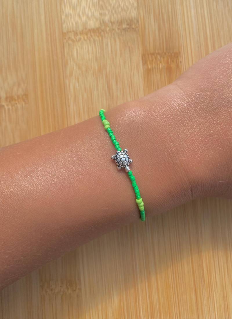 Grünes Perlenarmband Mit Schildkröte von NadlsUnikate