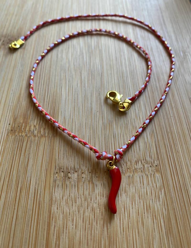 Kordelkette in Rot/Gold, Mit Vergoldetem "Chilli" - Anhänger Und Goldenem Verschluss, 40cm von NadlsUnikate