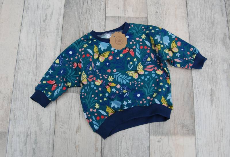 Oversized Sweater Blumen Schmetterlinge von NaeffisShop