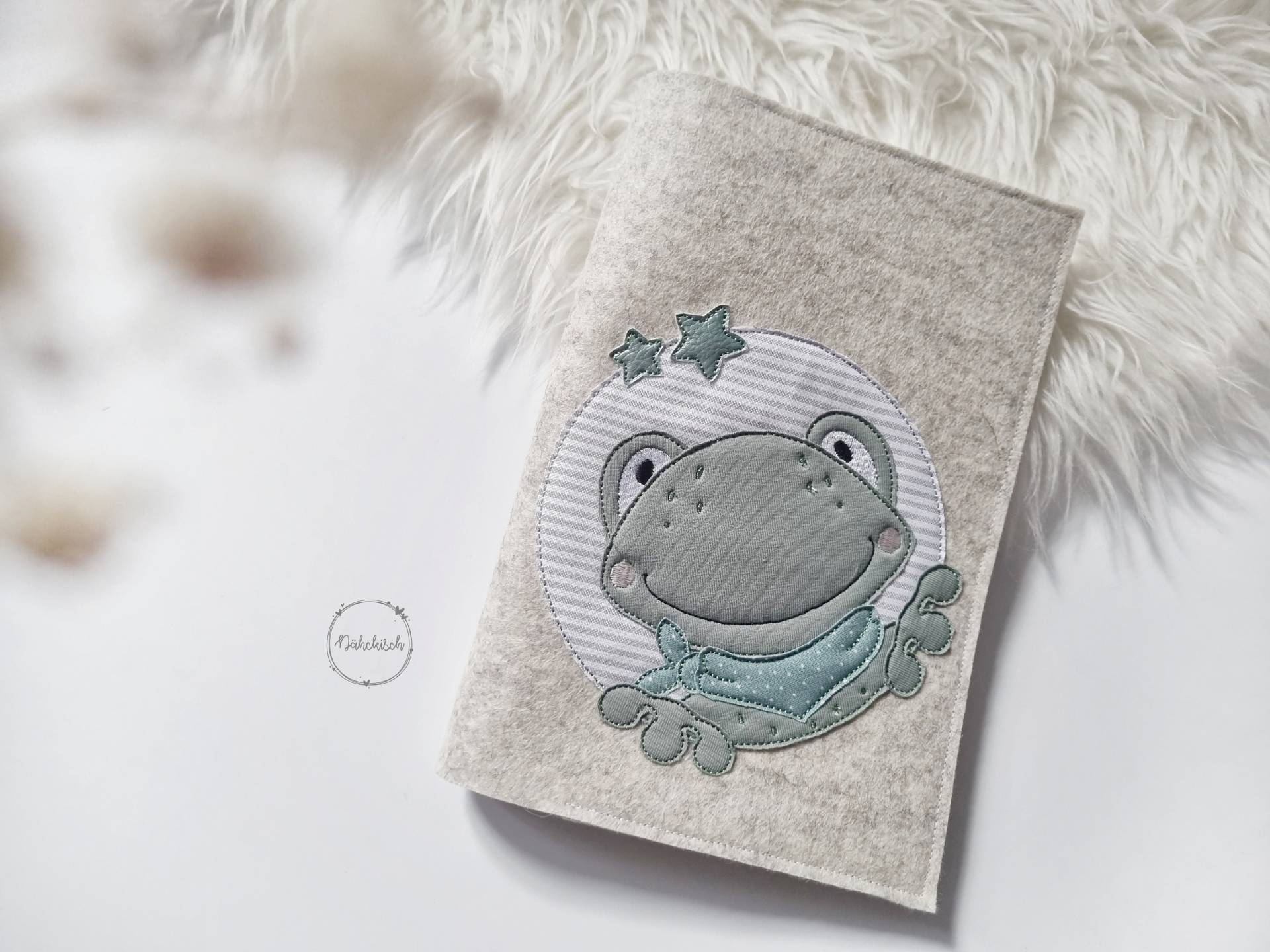 U-Heft-Hülle Frosch Junge Baby Personalisierbar U-Heft-Hülle Frosch Junge Baby Personalisierbar von Naehckisch