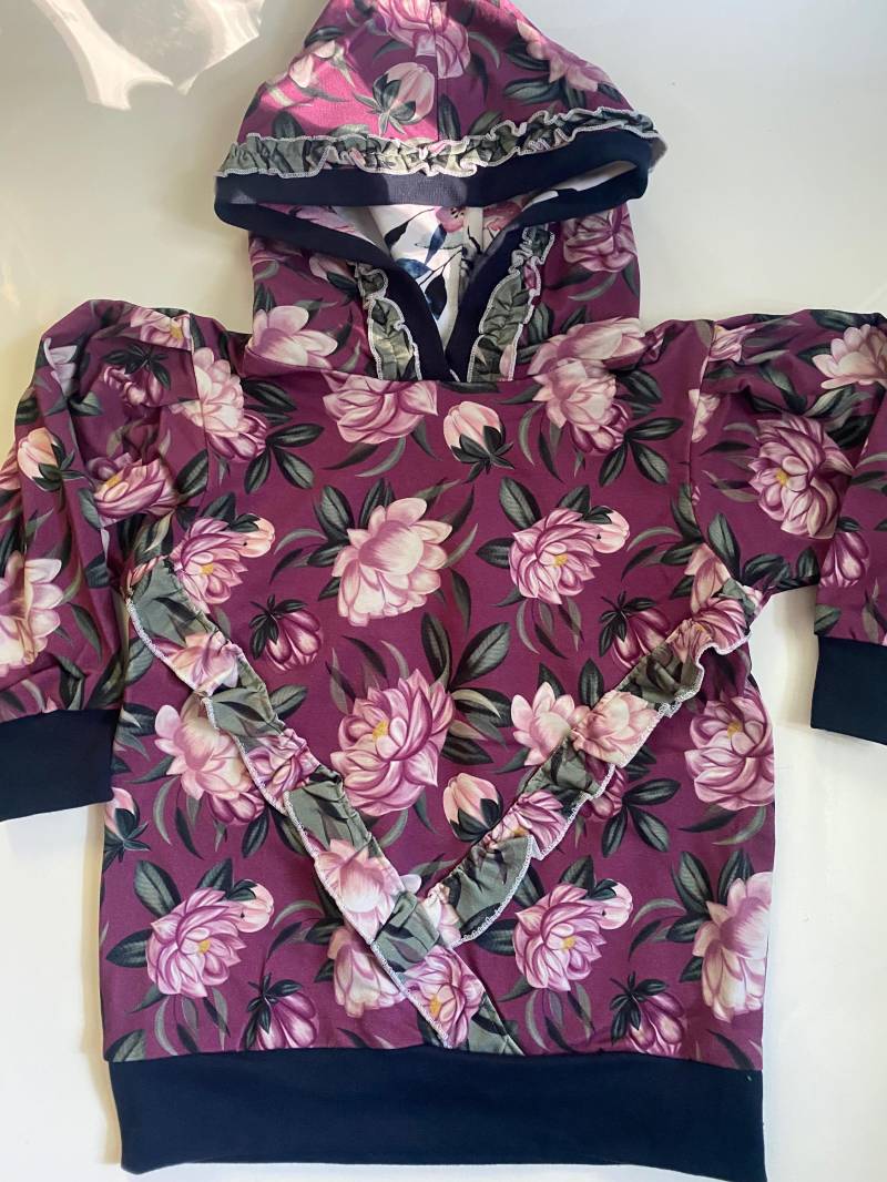 Hoodie Mit Verspielten Rüschen Im Blütentraum Hoodie Mit Verspielten Rüschen Im Blütentraum von NaehfraeuleinDeern