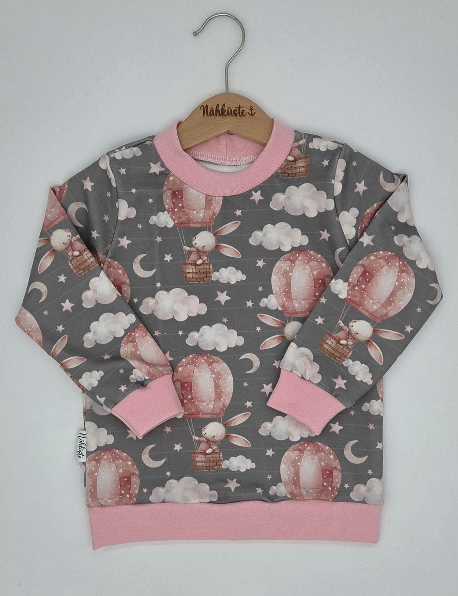 Pullover // Sweater "Rosa Hase Auf Reisen" Frühchenkleidung Eigenproduktion von NaehkuestebyChantal