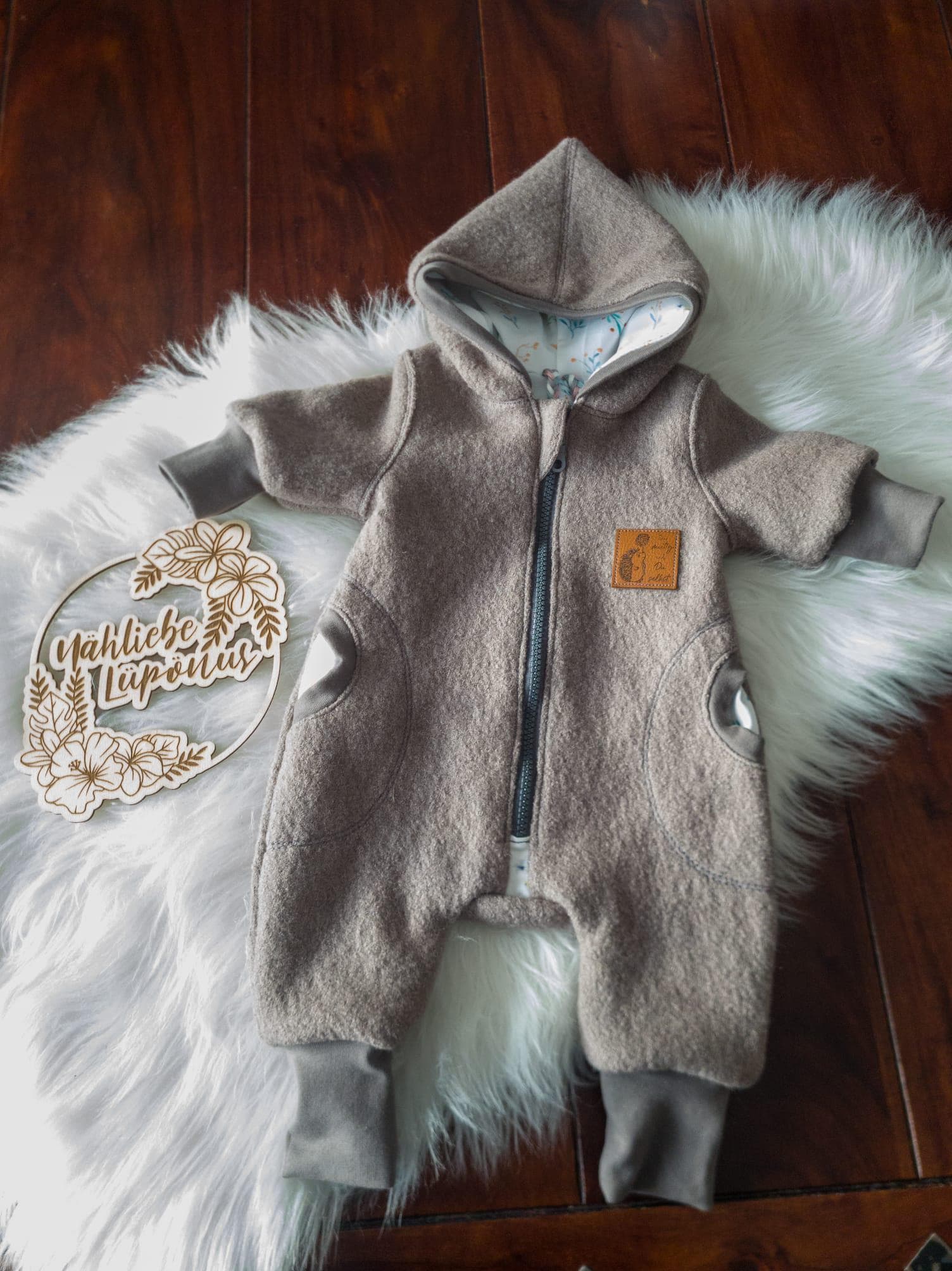 Walkanzug, Wollwalk, Schurwolle, Babykleidung, Geschenkidee, Handmade Kleidung, Wintersachen, Grau, Igel-Motiv, Gr. 56 von NaehliebeLuepoenus