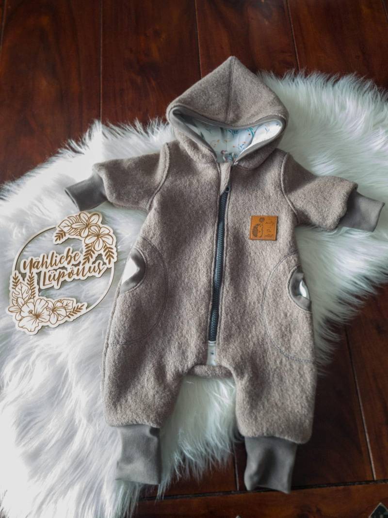 Walkanzug, Wollwalk, Schurwolle, Babykleidung, Geschenkidee, Handmade Kleidung, Wintersachen, Grau, Igel-Motiv, Gr. 56 von NaehliebeLuepoenus