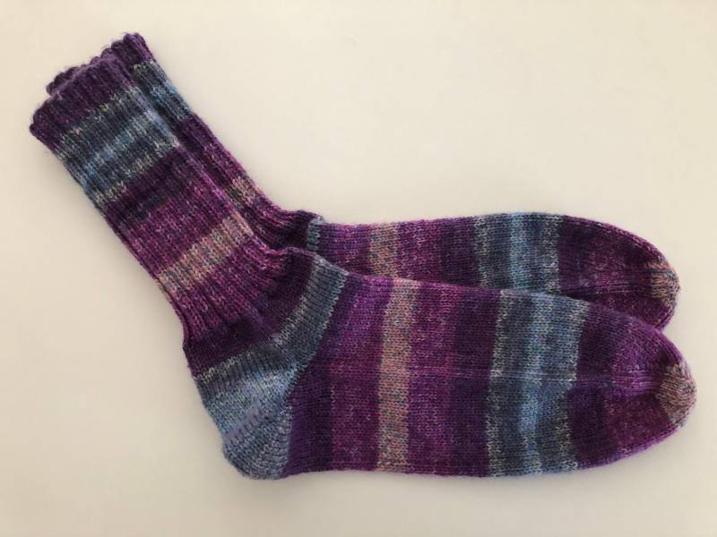 Handgestrickte Socken Aus Schurwolle, Wolltyp Merino Extrafein, in Verschiedenen Größen von Naehstrickbiene