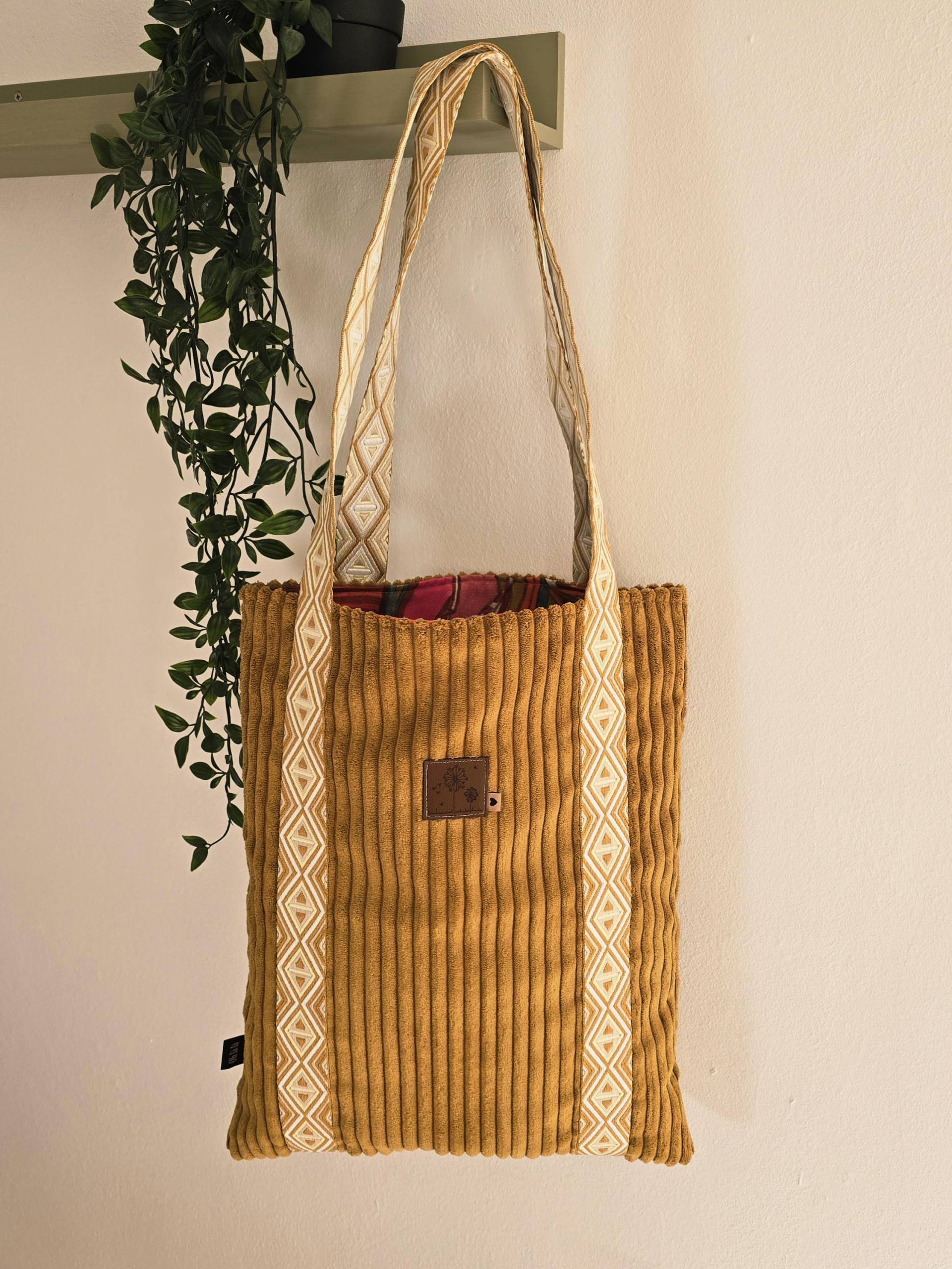 Cordtasche Einkaufstasche - Handmade Shopper Ockergelb Mit Buntem Innenfutter Und Henkel Aus Gurtband. Tragetasche, Tote Bag Cord von NaehstubeNadine