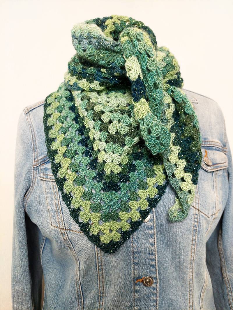 Dreieckstuch Handarbeit Gehäkelt in Grün Petrol Glitzer von NaehstuebchenJasalu