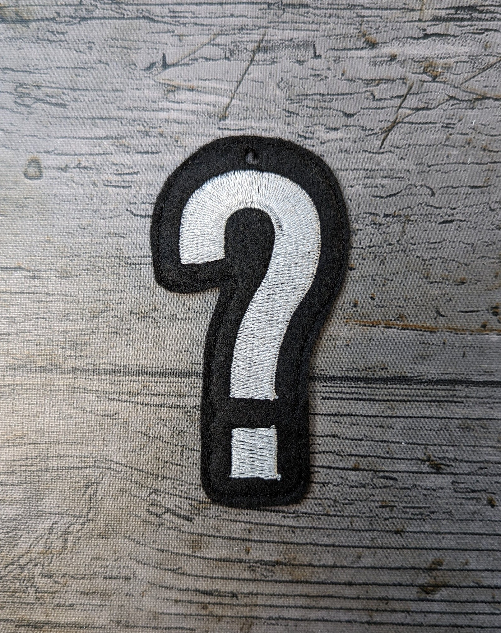 Fragezeichen Anhänger, Wunschfarbe, Schulkind 2024, Gestickt, Einschulung von NaehundStickliebe