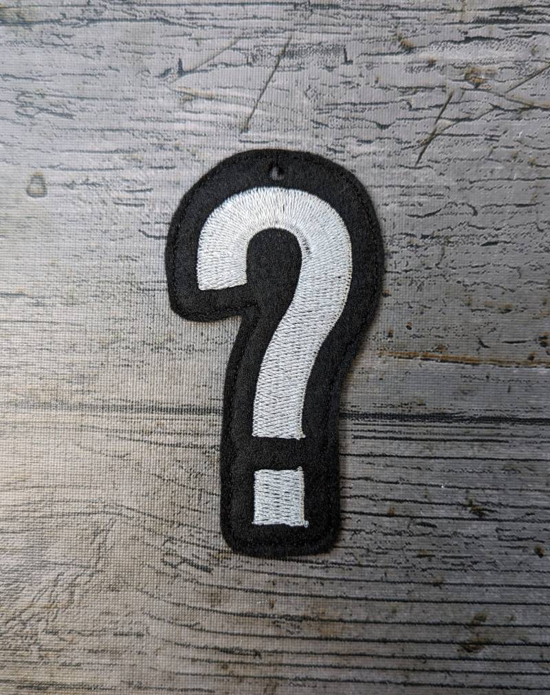 Fragezeichen Anhänger, Wunschfarbe, Schulkind 2024, Gestickt, Einschulung von NaehundStickliebe