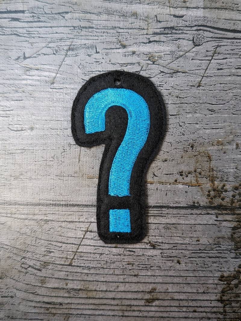 Fragezeichen Anhänger, Wunschfarbe, Schulkind 2024, Gestickt, Einschulung von NaehundStickliebe