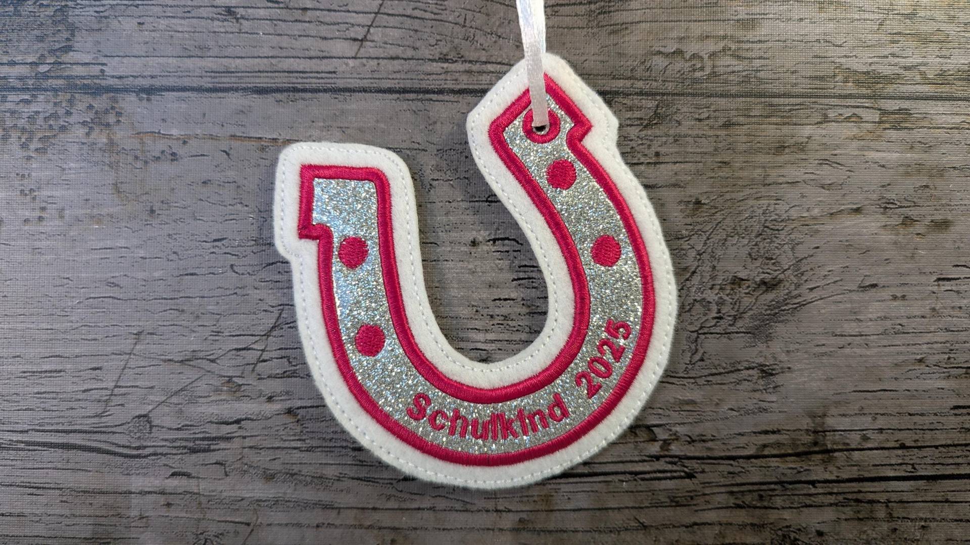 Hufeisen Anhänger Gestickt, Schultüte, Einschulung von NaehundStickliebe