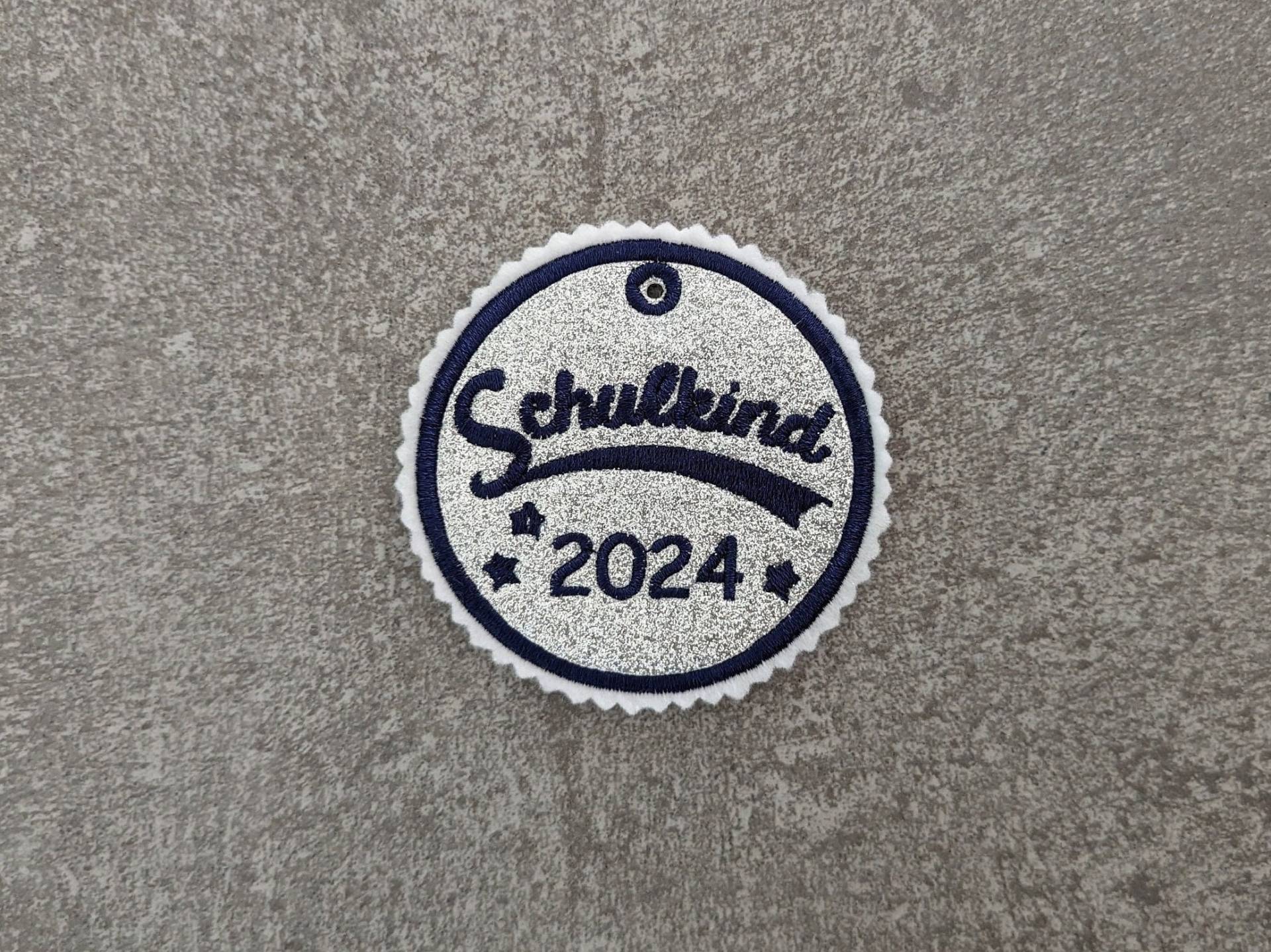 Individueller Anhänger, Schulkind 2024 Gestickt, Einschulung von NaehundStickliebe