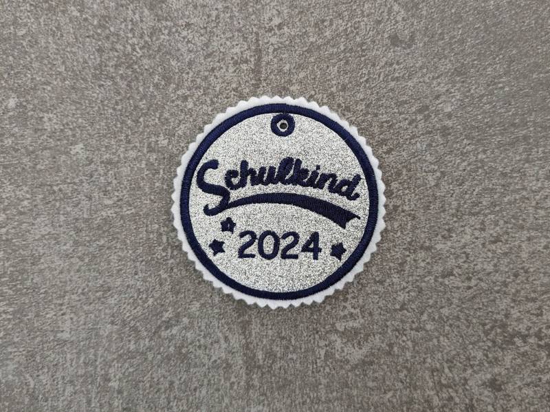 Individueller Anhänger, Schulkind 2024 Gestickt, Einschulung von NaehundStickliebe