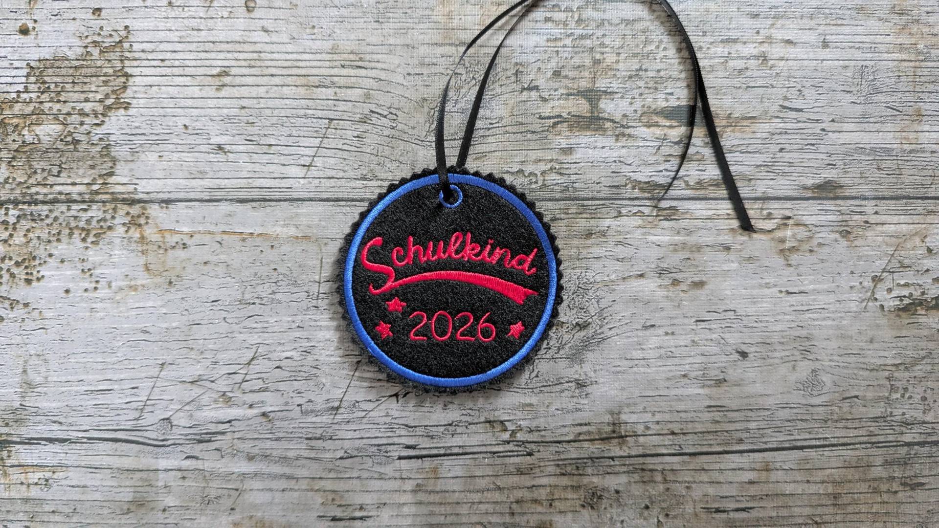 Individueller Anhänger, Schulkind 2026 Gestickt, Einschulung von NaehundStickliebe