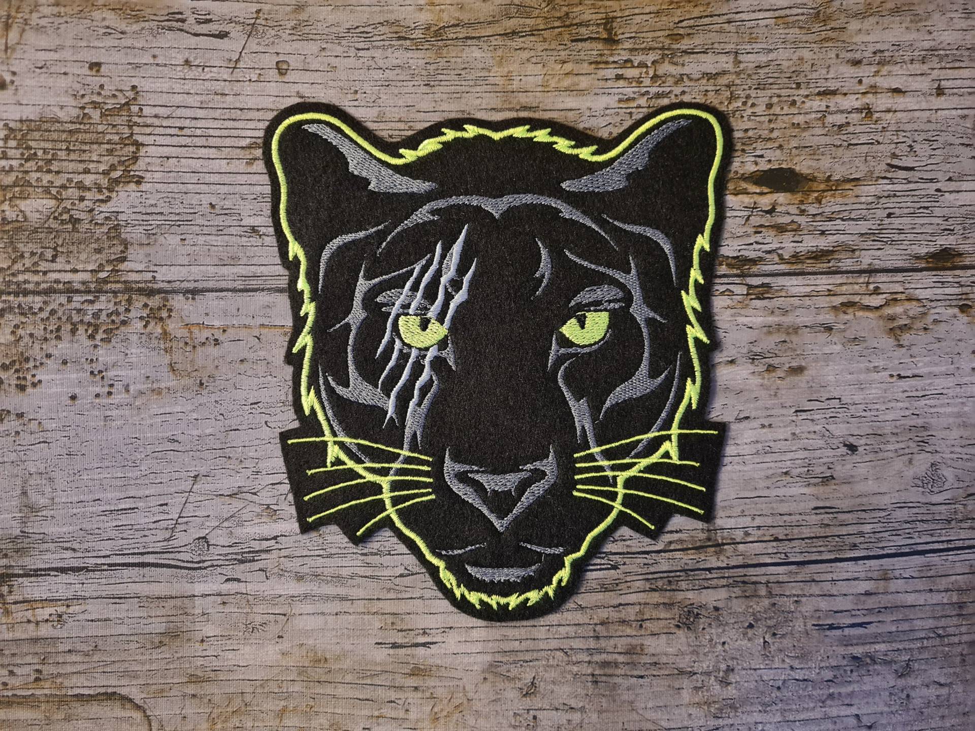 Pantherkopf, Hellgrün, Aufnäher, Applikation von NaehundStickliebe