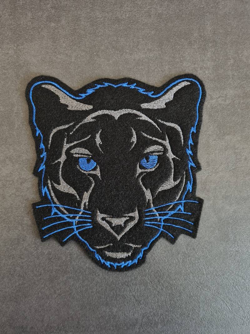 Pantherkopf Blau, Aufnäher, Applikation von NaehundStickliebe