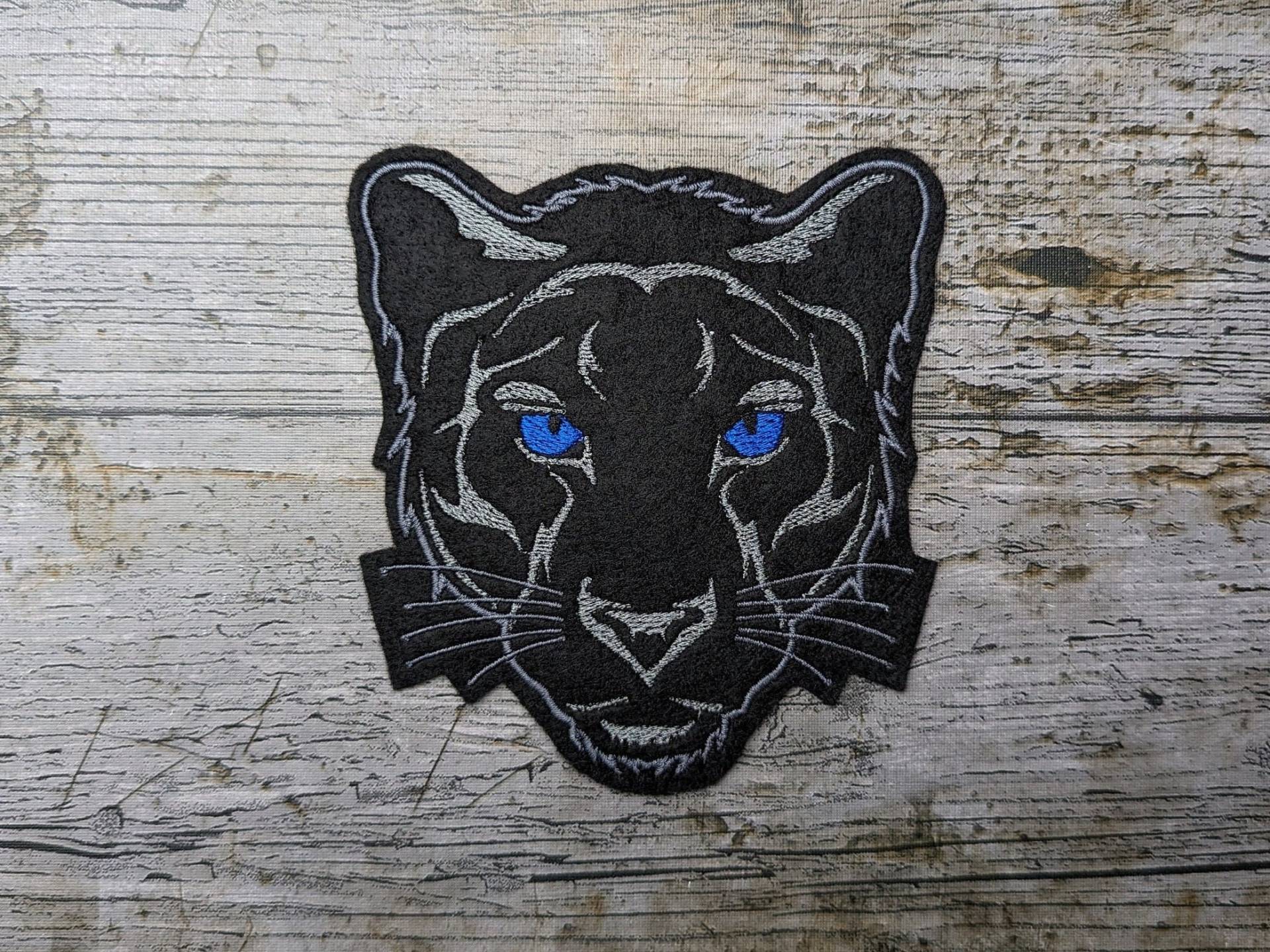 Pantherkopf Grau, Blaue Augen, Aufnäher, Applikation von NaehundStickliebe