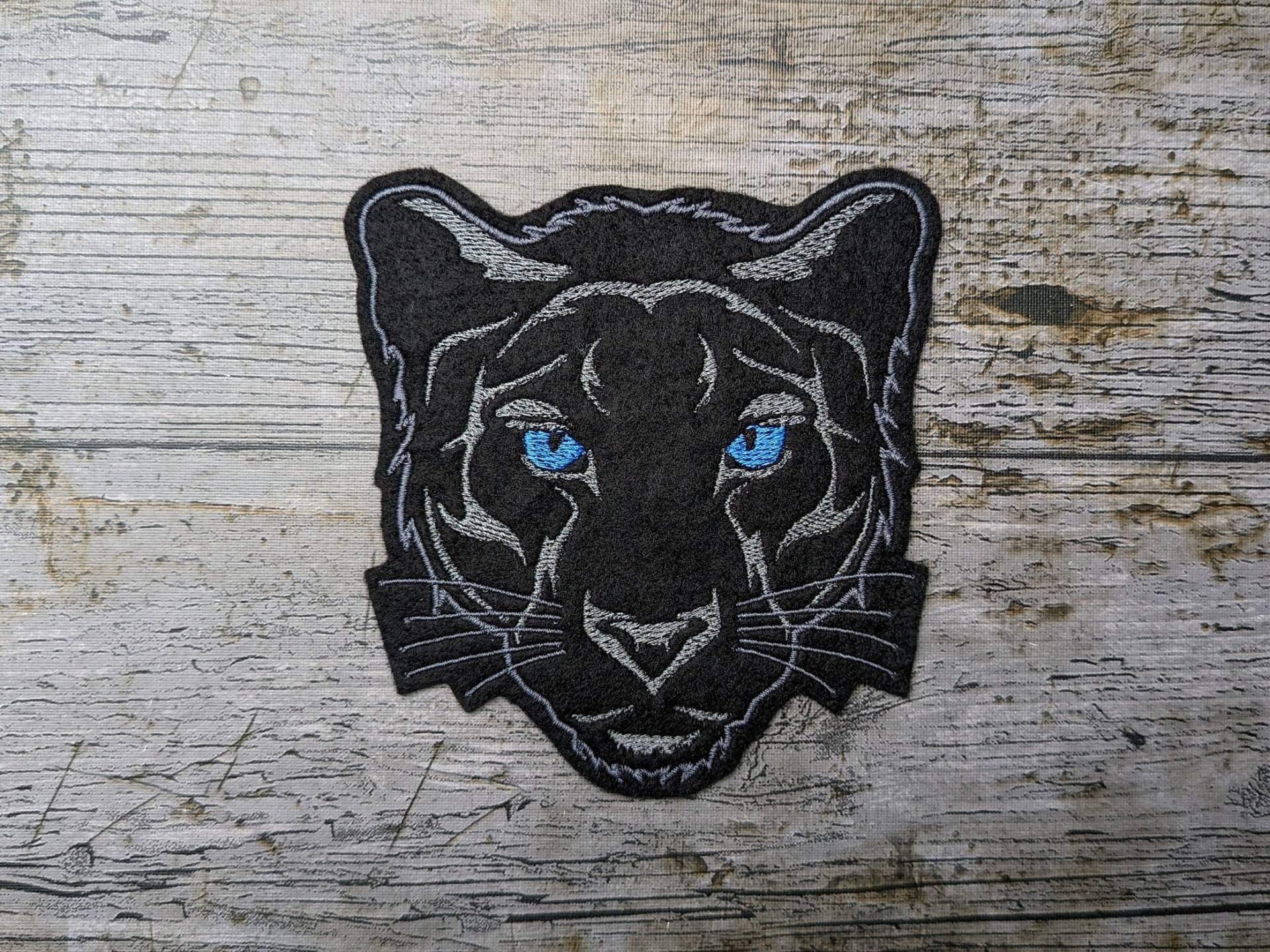 Pantherkopf Grau, Hellblaue Augen, Aufnäher, Applikation von NaehundStickliebe