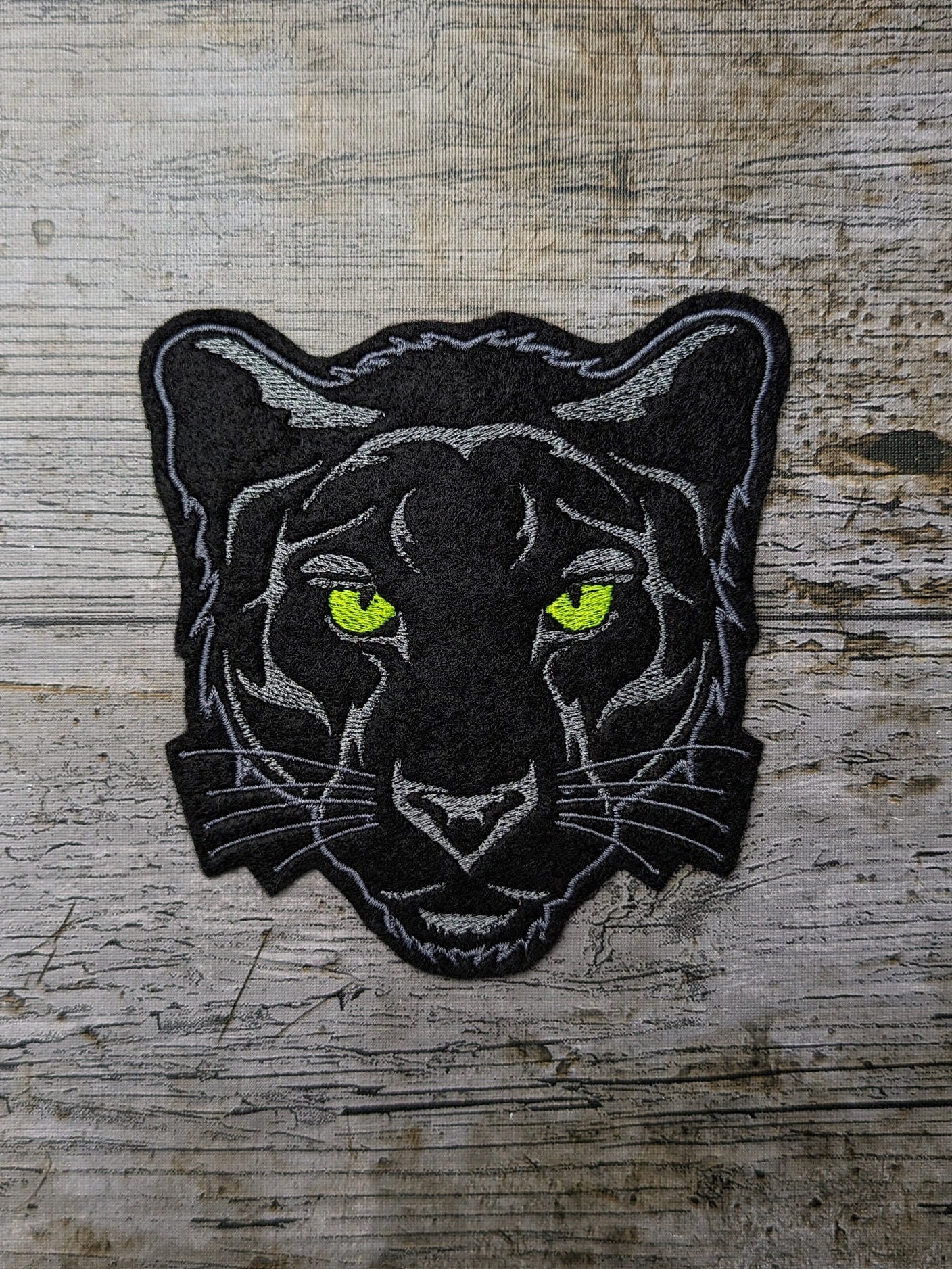 Pantherkopf Grau, Neongelbe Augen, Aufnäher, Applikation von NaehundStickliebe