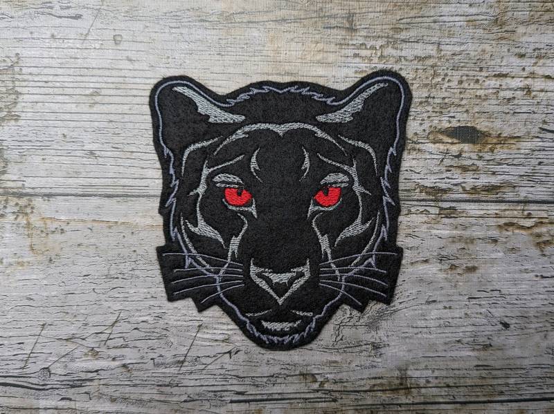 Pantherkopf Grau, Rote Augen, Aufnäher, Applikation von NaehundStickliebe