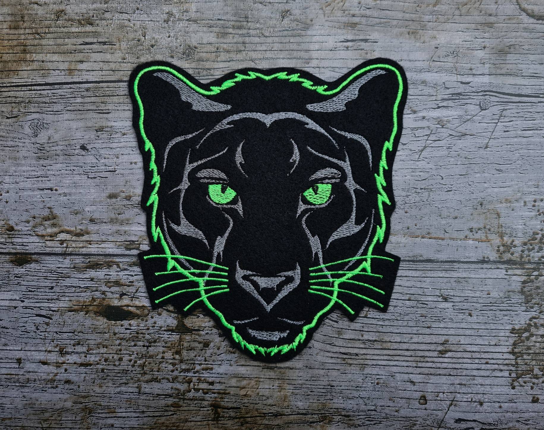 Pantherkopf Neongrün, Aufnäher, Applikation von NaehundStickliebe