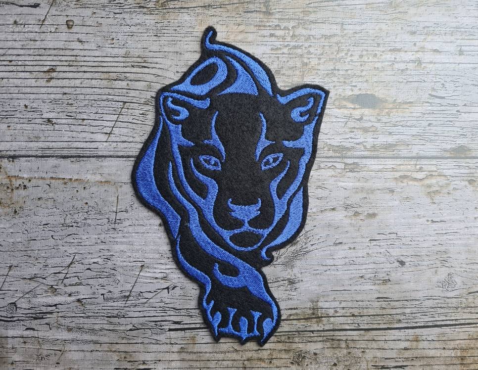 Pirschender Panther, Blau, Aufnäher, Applikation von NaehundStickliebe