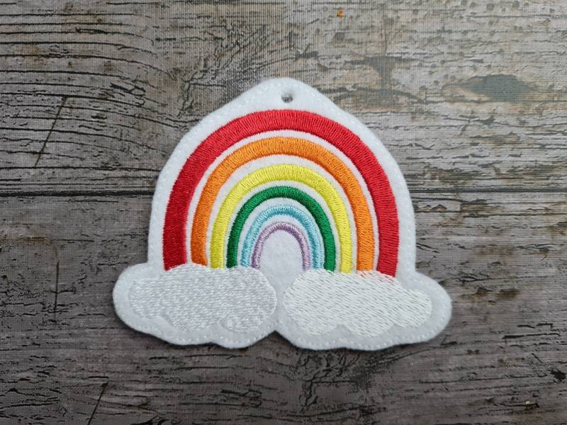 Regenbogen Anhänger Mit Wolken von NaehundStickliebe