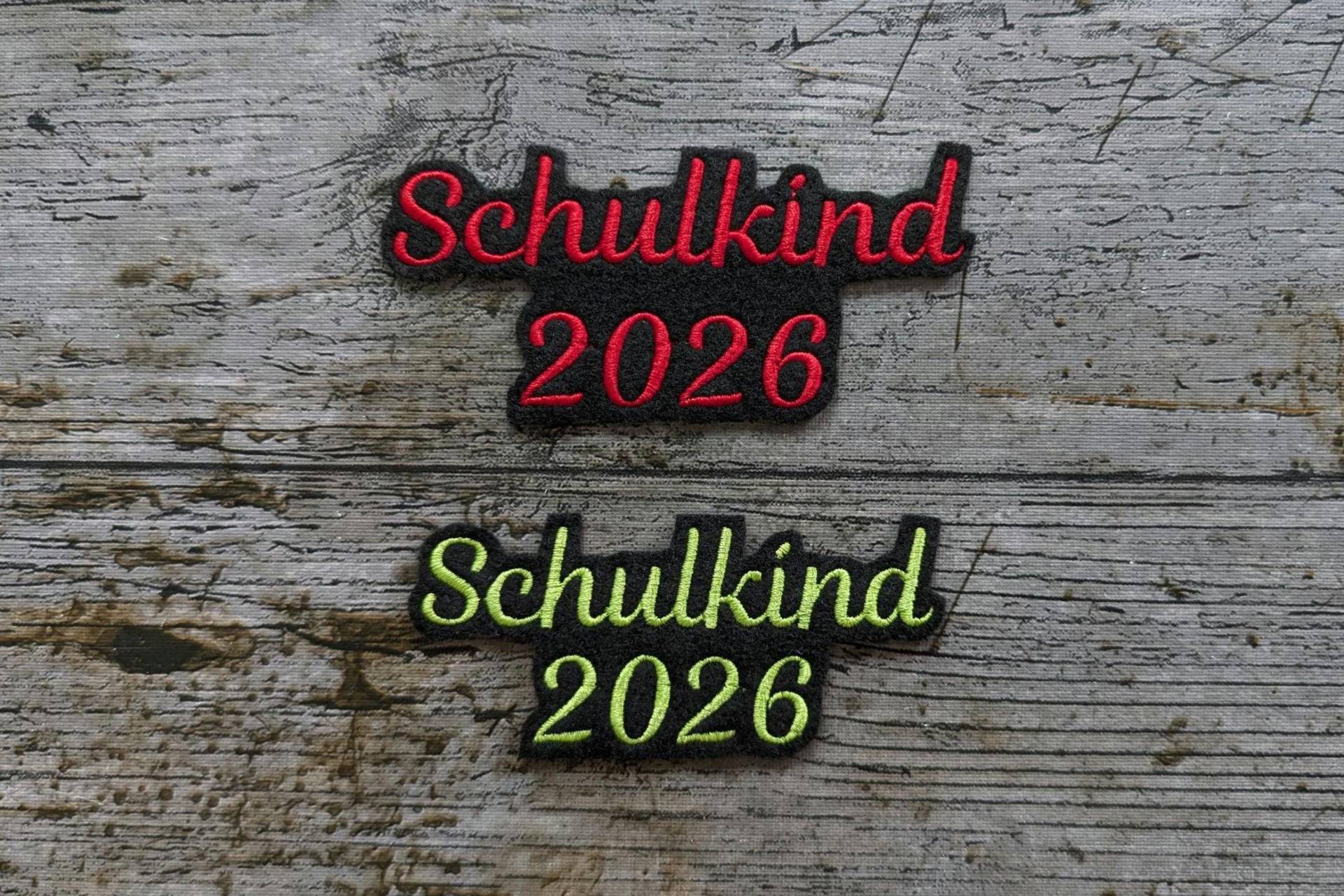 Schrift Nr. 1 Schulkind 2026, Schwarzer Untergrund, Aufnäher, Bügelbild, Gestickt, Iron-On von NaehundStickliebe