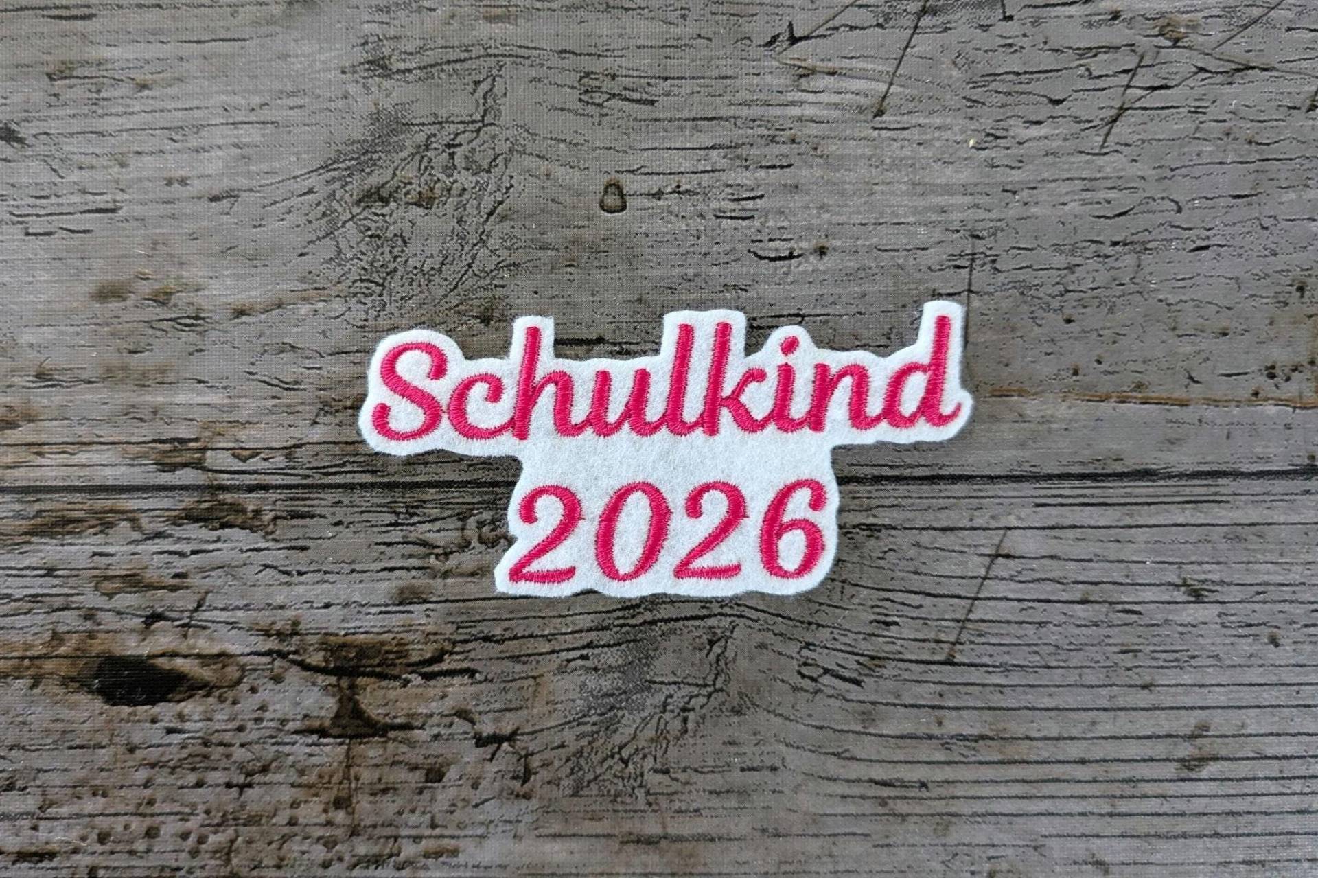 Schrift Nr. 1 Schulkind 2026, Weißer Untergrund, Aufnäher, Applikation, Patch von NaehundStickliebe