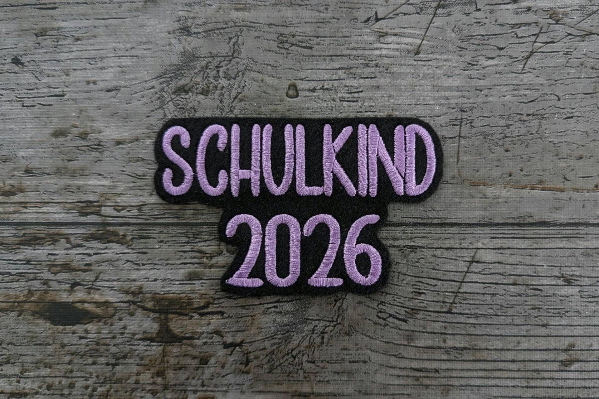 Schrift Nr. 39, Schulkind 2026, Schwarzer Untergrund, Aufnäher, Bügelbild, Gestickt, Iron-On von NaehundStickliebe
