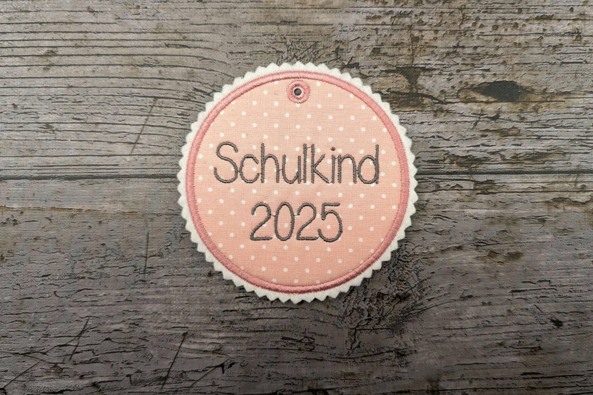 Schulkind 2025 Anhänger Gestickt, Schultüte, Einschulung von NaehundStickliebe