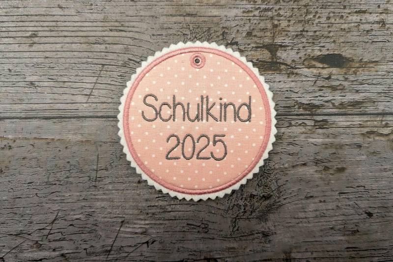Schulkind 2025 Anhänger Gestickt, Schultüte, Einschulung von NaehundStickliebe