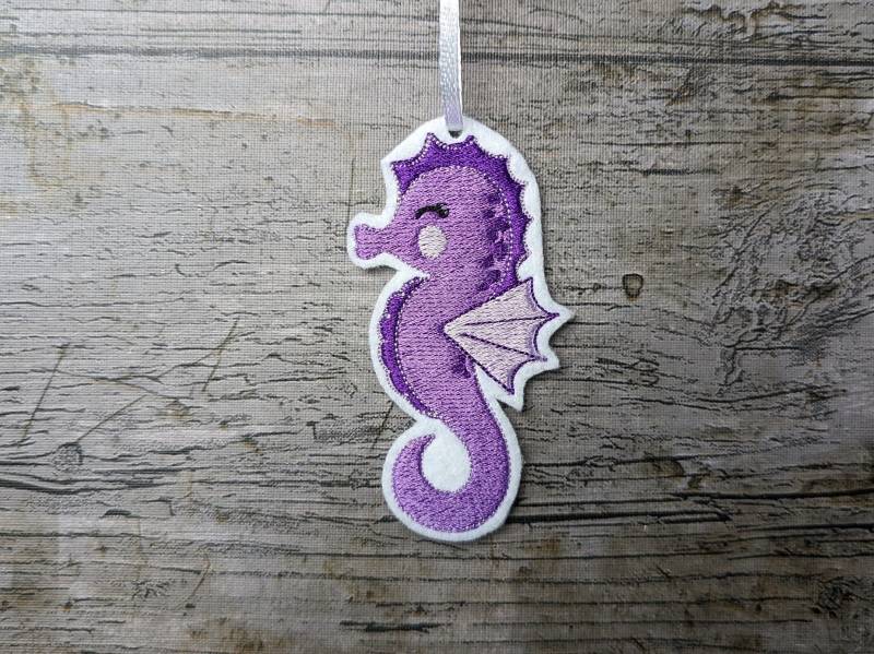Seepferdchen Anhänger, Gestickt von NaehundStickliebe