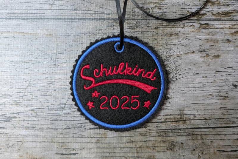 Individual Pendant, Schoolchild 2025 Embroidered, School Enrollment von NaehundStickliebeDE