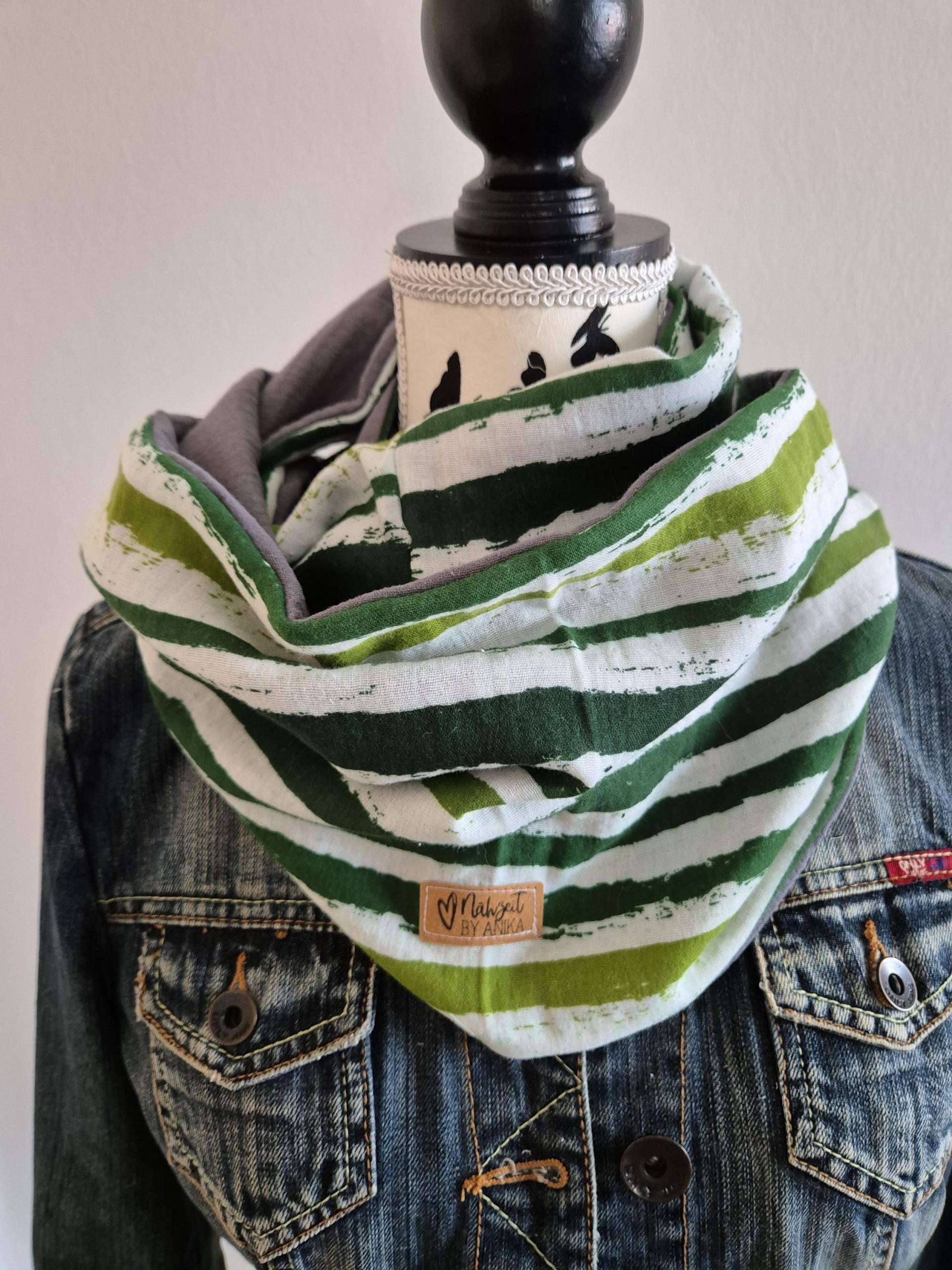 Loopschal Aus Musselin, Schal Für Damen Herbst Winter, Halstuch Geschenk Geburtstag, Weihnachten, Streifen, Grün von NaehzeitByAnika